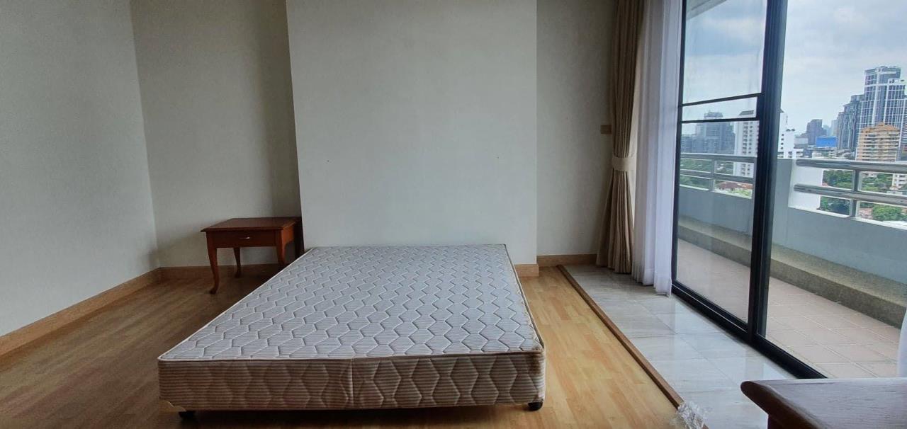 3 bedrooms 2 bathrooms size 190sqm. Charoenjai Place for Rent 70,000 THB