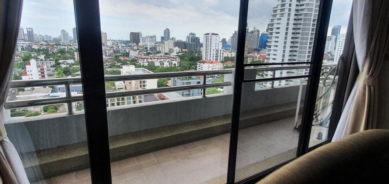 3 bedrooms 2 bathrooms size 190sqm. Charoenjai Place for Rent 70,000 THB