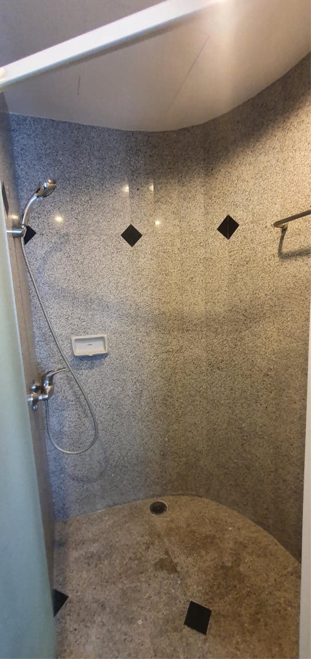 3 bedrooms 2 bathrooms charoenjai place for rent