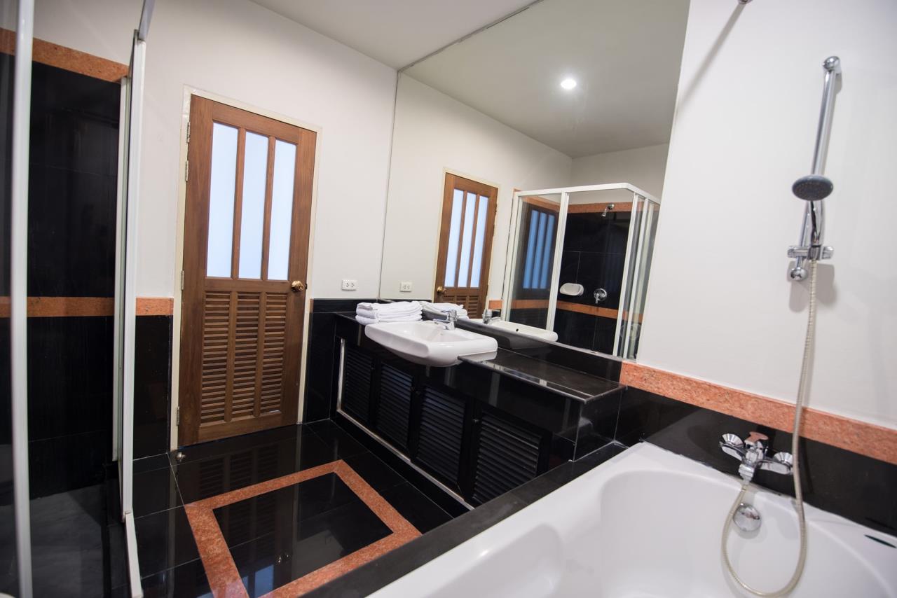 4 Bedrooms 4 Bathrooms Size 230sqm Baan Thirapa for Rent