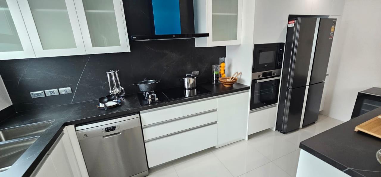 3 Bedrooms 3 Bathrooms Size 220sqm.GM Residence for Rent