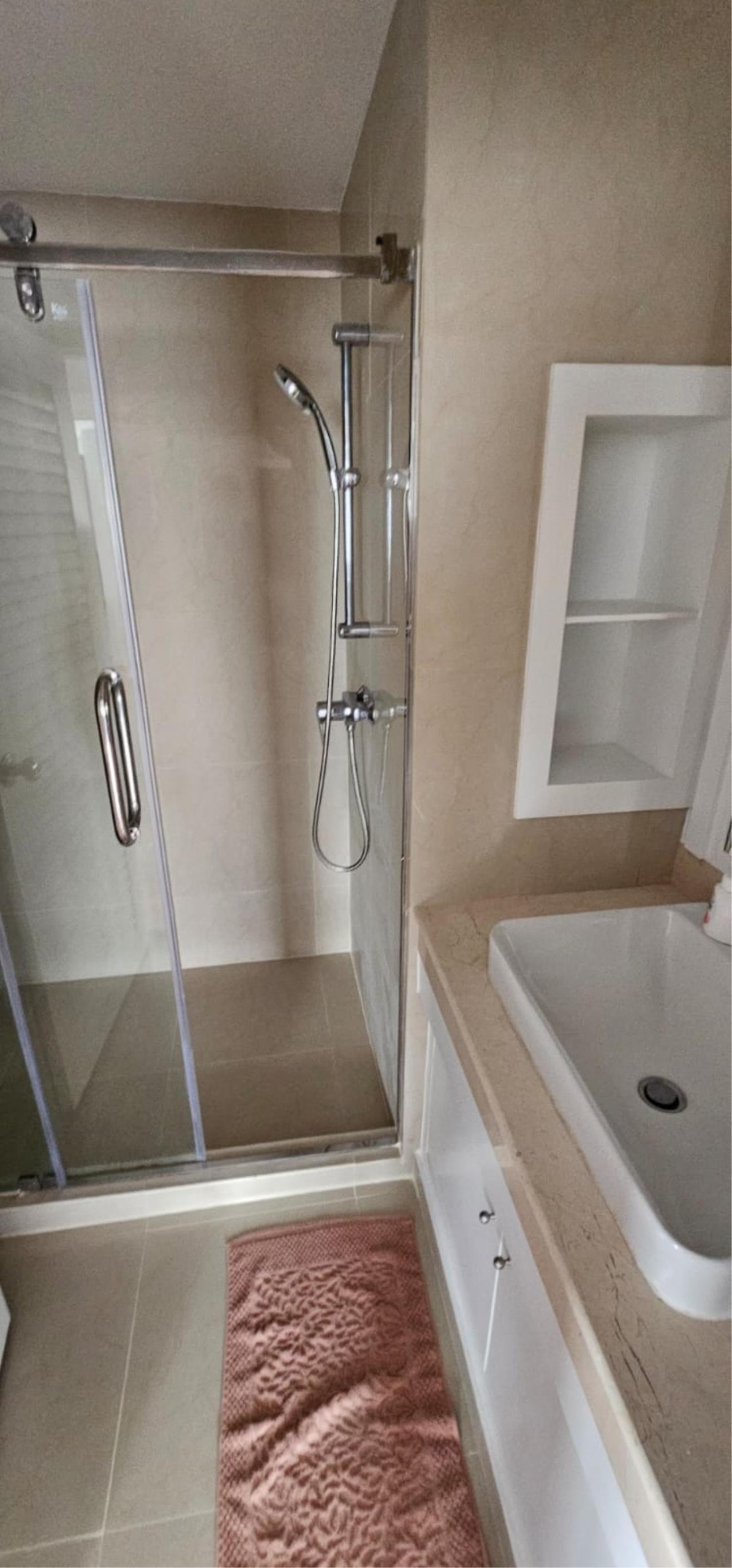 2 Bedrooms 2 Bathrooms Size 130sqm. Lake Green for Rent 56,000 THB