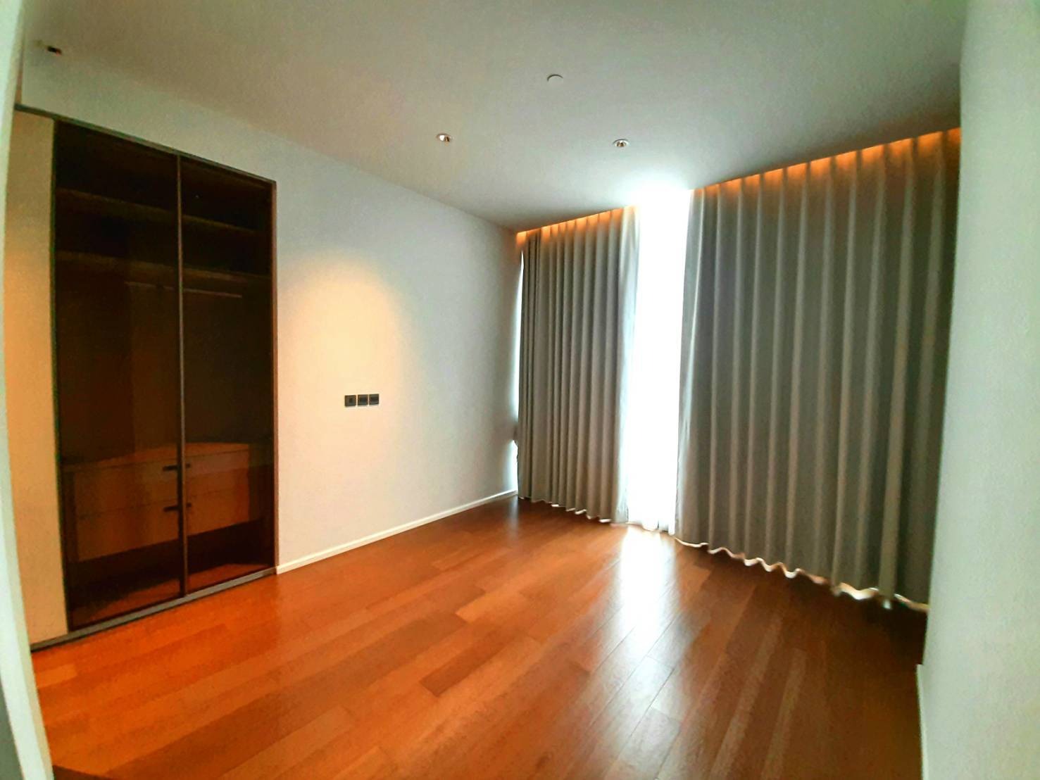 2 Bedrooms, 2 Bathrooms 106sqm size Kraam Sukhumvit 26 For Rent 95000THB For Sale 33000000THB