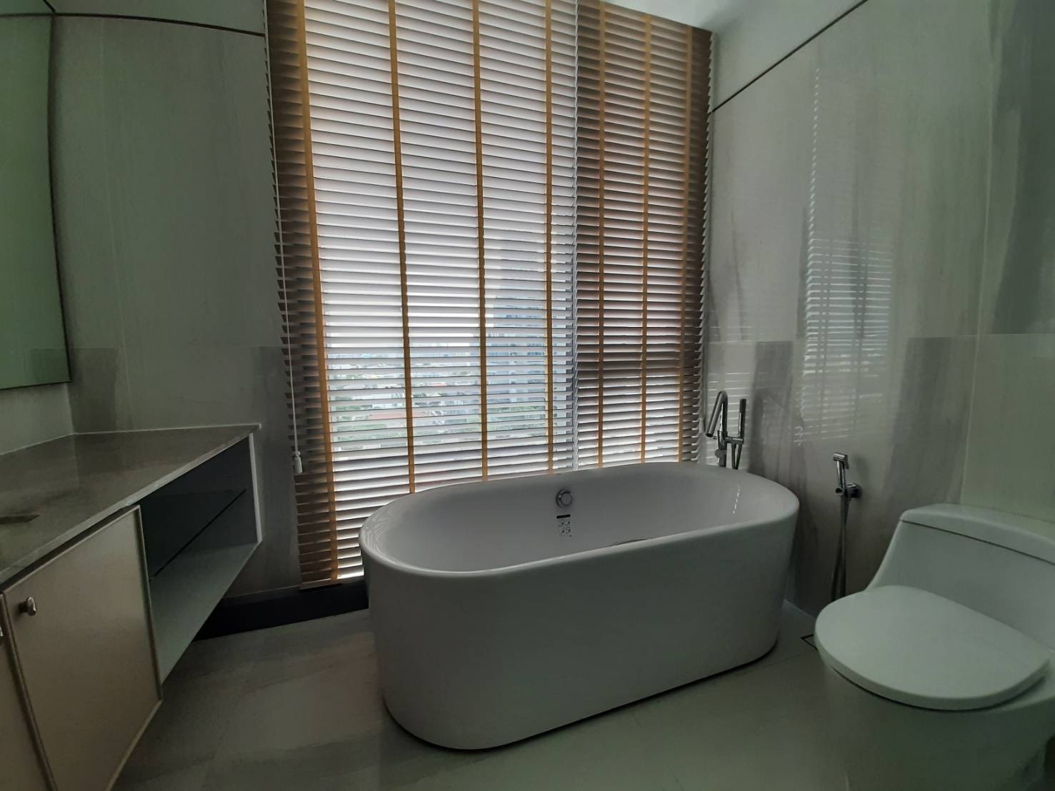 2 Bedrooms, 2 Bathrooms 106sqm size Kraam Sukhumvit 26 For Rent 95000THB For Sale 33000000THB