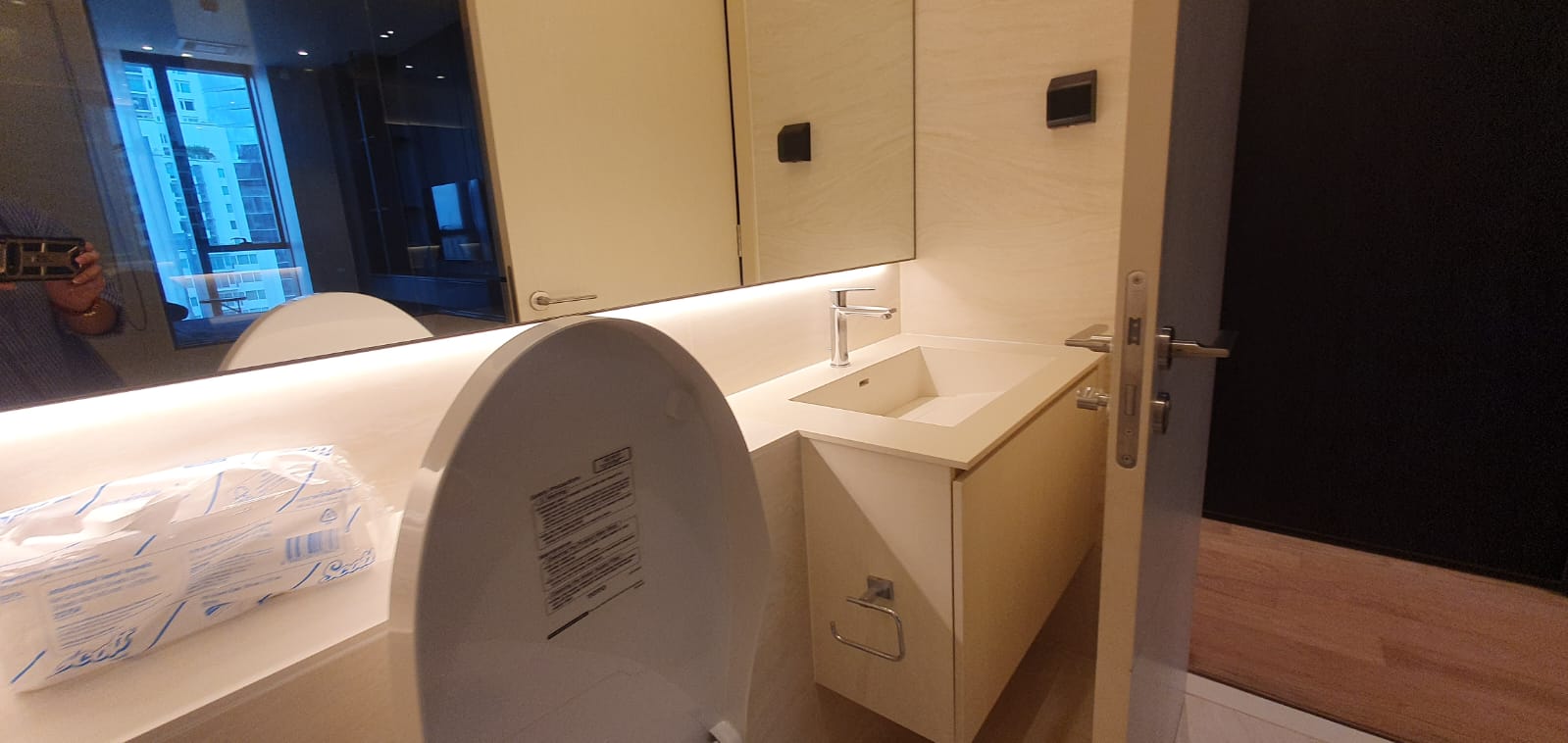 1+1 Bedroom, 2 Bathroom 75sqm size The Strand Thonglor 21st Flr For Rent