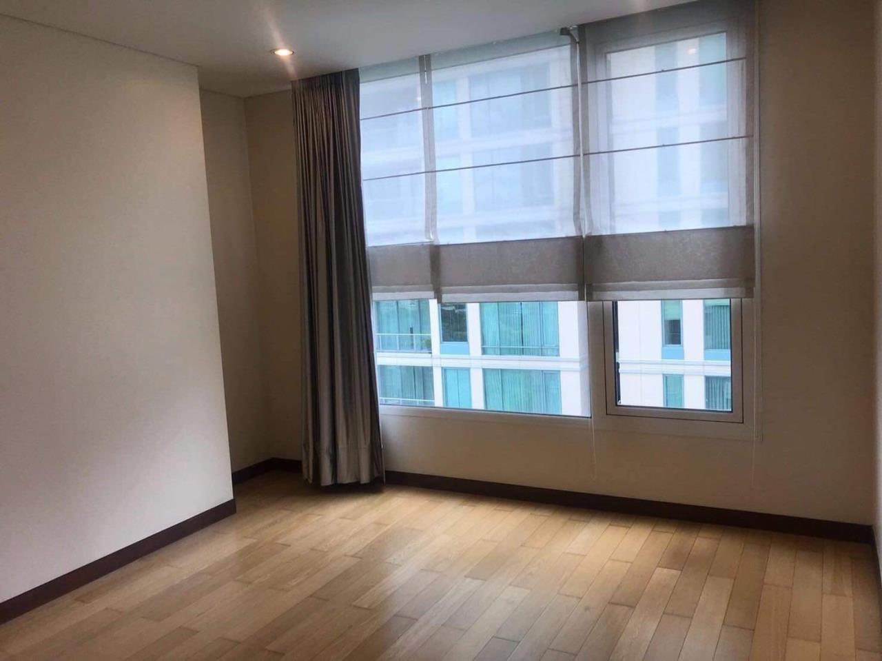 3 Bedrooms, 3 Bathrooms 253 SQM The Park Chidlom