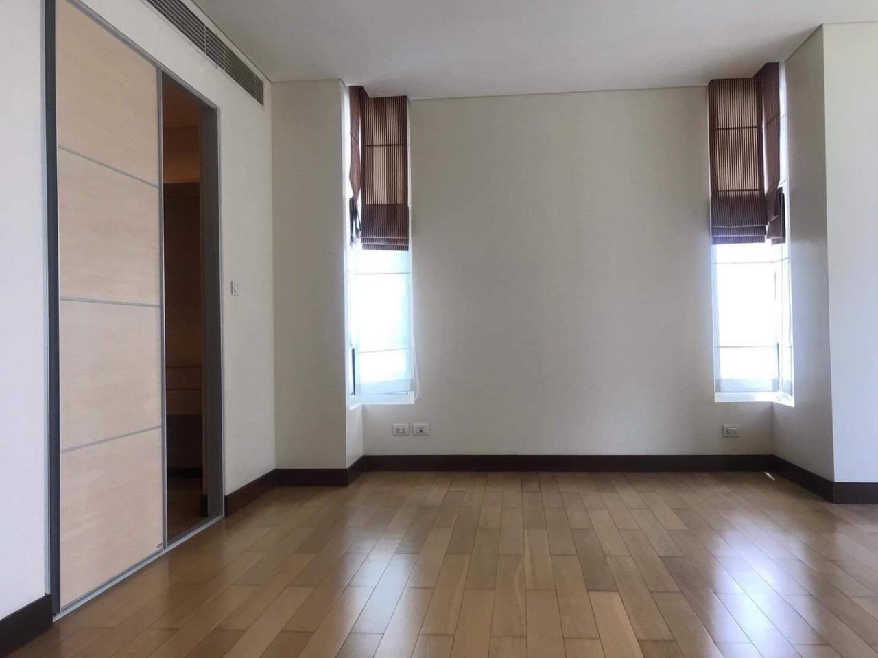 3 Bedrooms, 3 Bathrooms 253 SQM The Park Chidlom