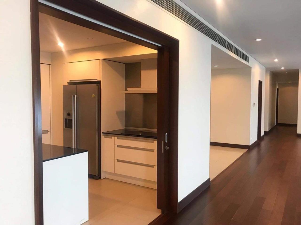 3 Bedrooms, 3 Bathrooms 253 SQM The Park Chidlom