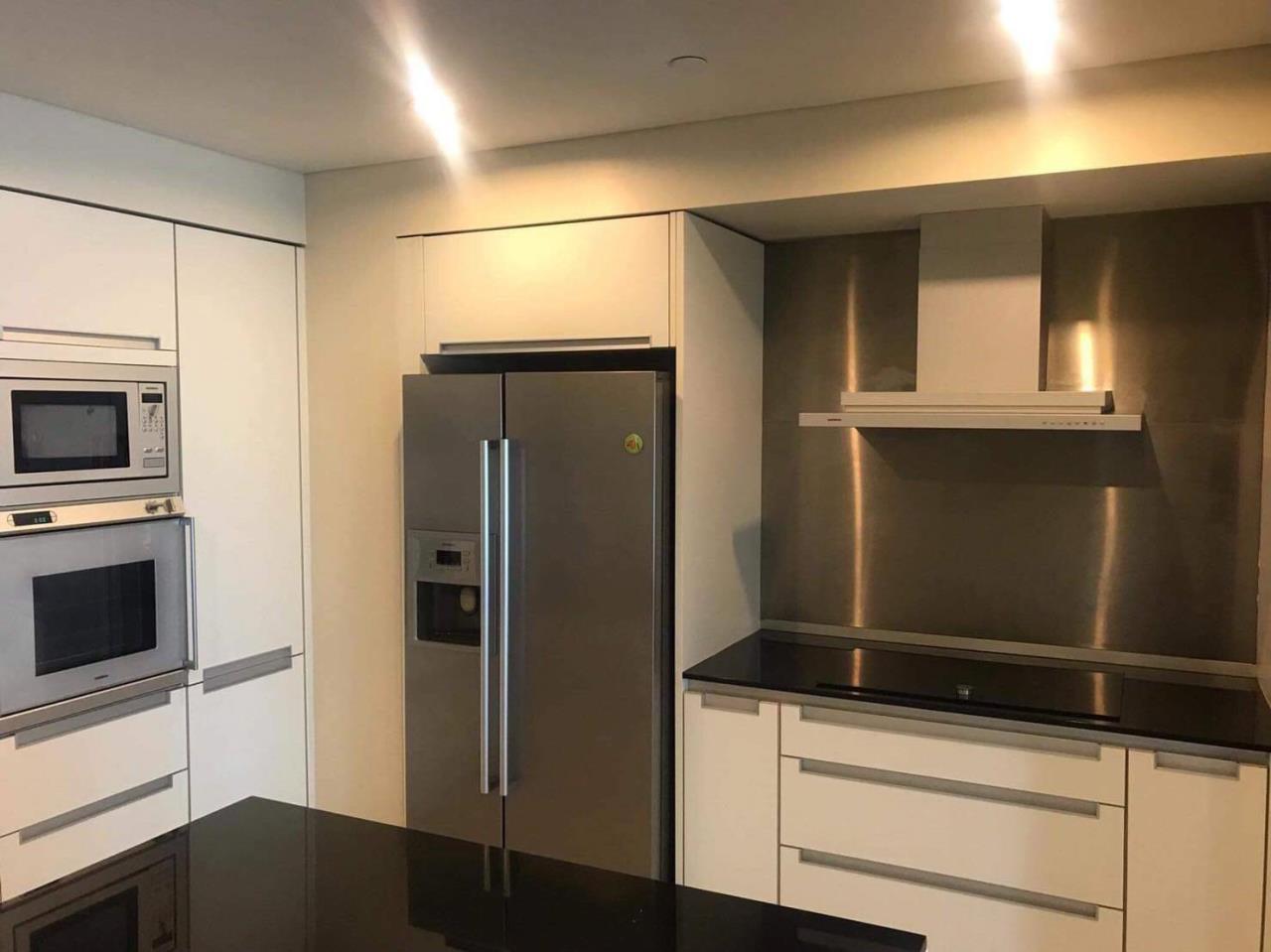 3 Bedrooms, 3 Bathrooms 253 SQM The Park Chidlom