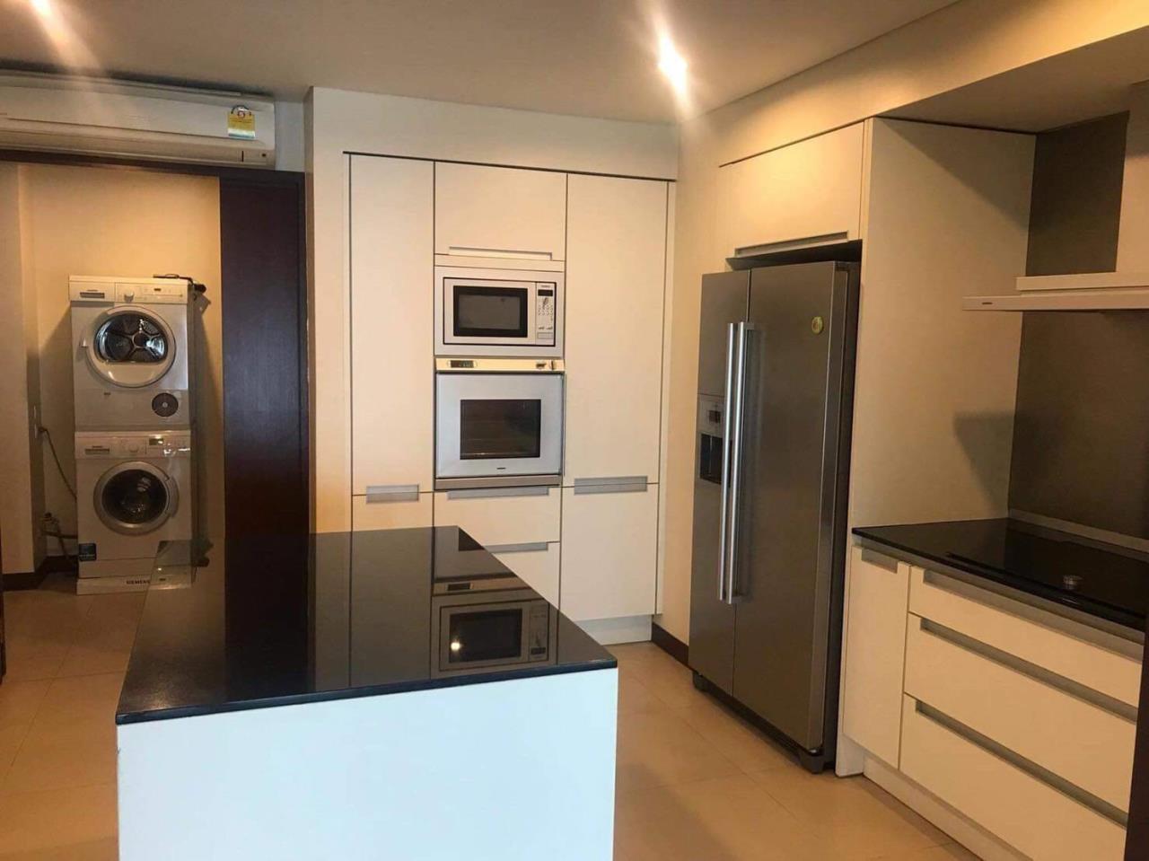 3 Bedrooms, 3 Bathrooms 253 SQM The Park Chidlom