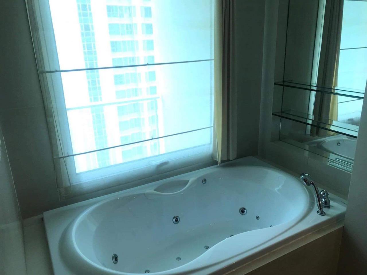 3 Bedrooms, 3 Bathrooms 253 SQM The Park Chidlom