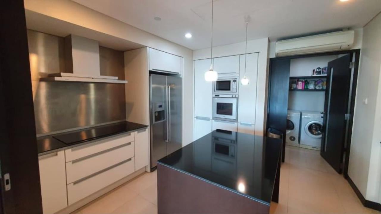 3 bedrooms, 4 bathrooms 258sqm size The Park Chidlom For Rent