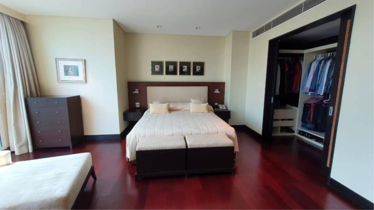 3 bedrooms, 4 bathrooms 258sqm size The Park Chidlom For Rent