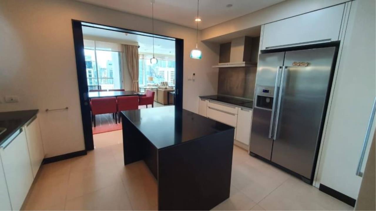 3 bedrooms, 4 bathrooms 258sqm size The Park Chidlom For Rent