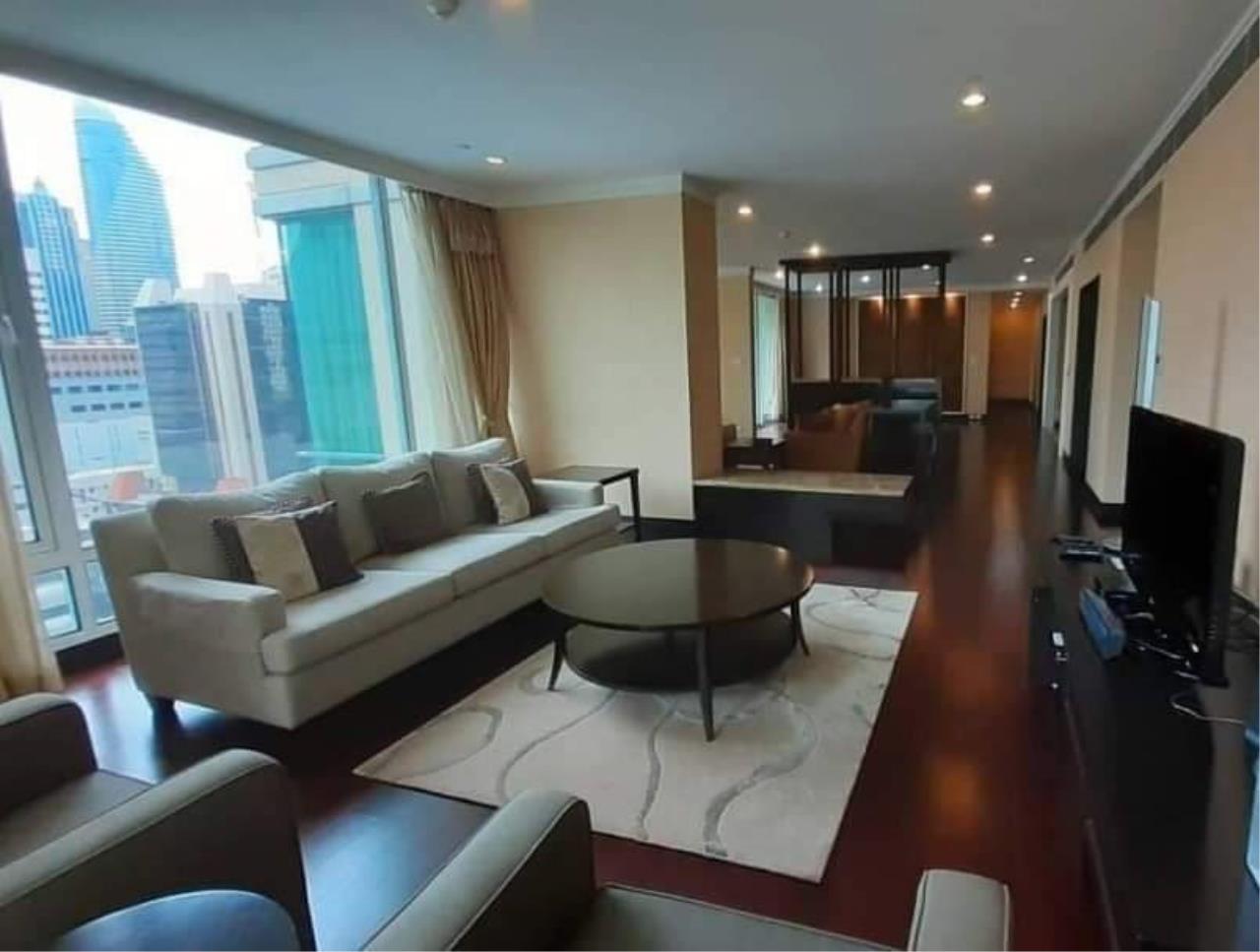 4 Bedrooms, 4 Bathrooms 305 sqm size The Park Chidlom For Rent