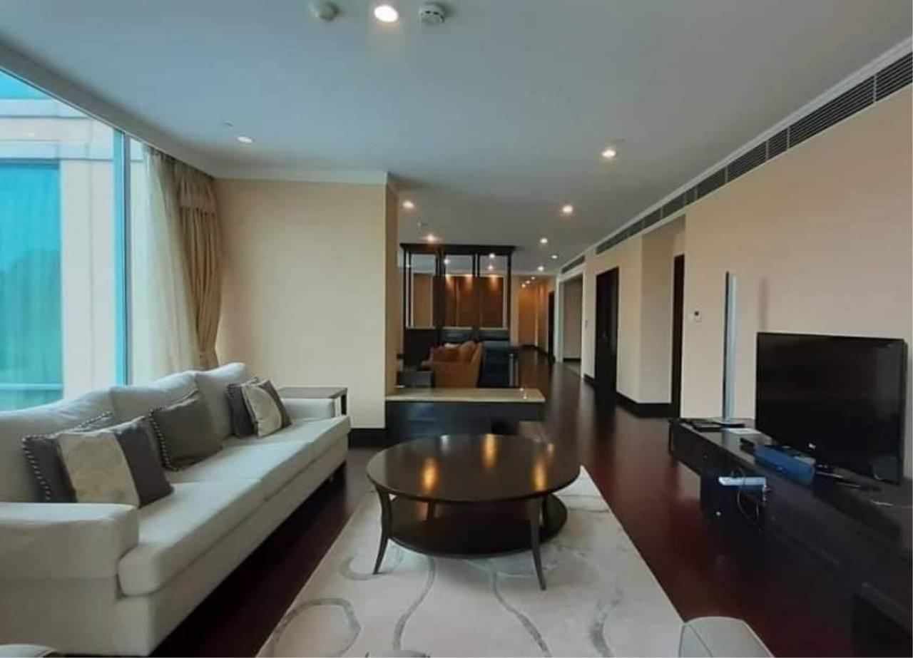 4 Bedrooms, 4 Bathrooms 305 sqm size The Park Chidlom For Rent