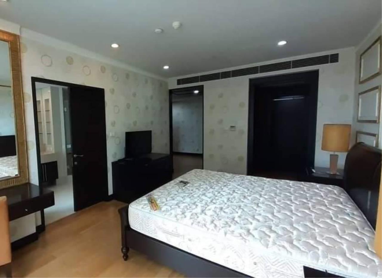 4 Bedrooms, 4 Bathrooms 305 sqm size The Park Chidlom For Rent