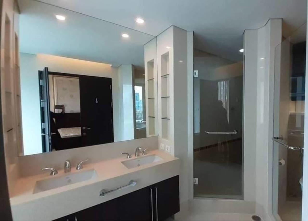 4 Bedrooms, 4 Bathrooms 305 sqm size The Park Chidlom For Rent