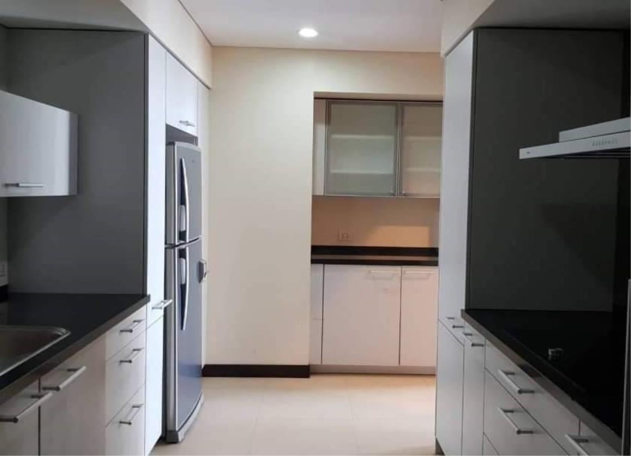 4 Bedrooms, 4 Bathrooms 305 sqm size The Park Chidlom For Rent