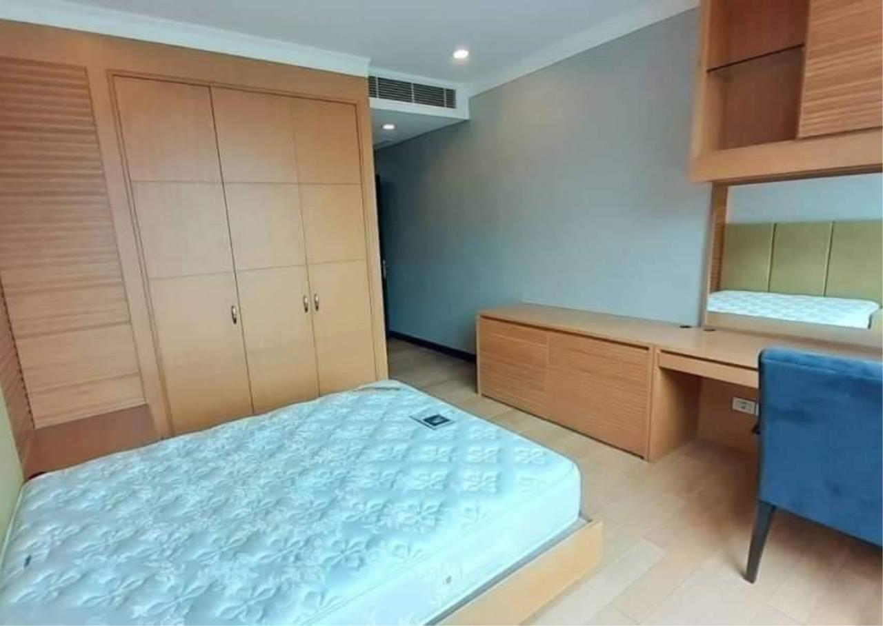 4 Bedrooms, 4 Bathrooms 305 sqm size The Park Chidlom For Rent