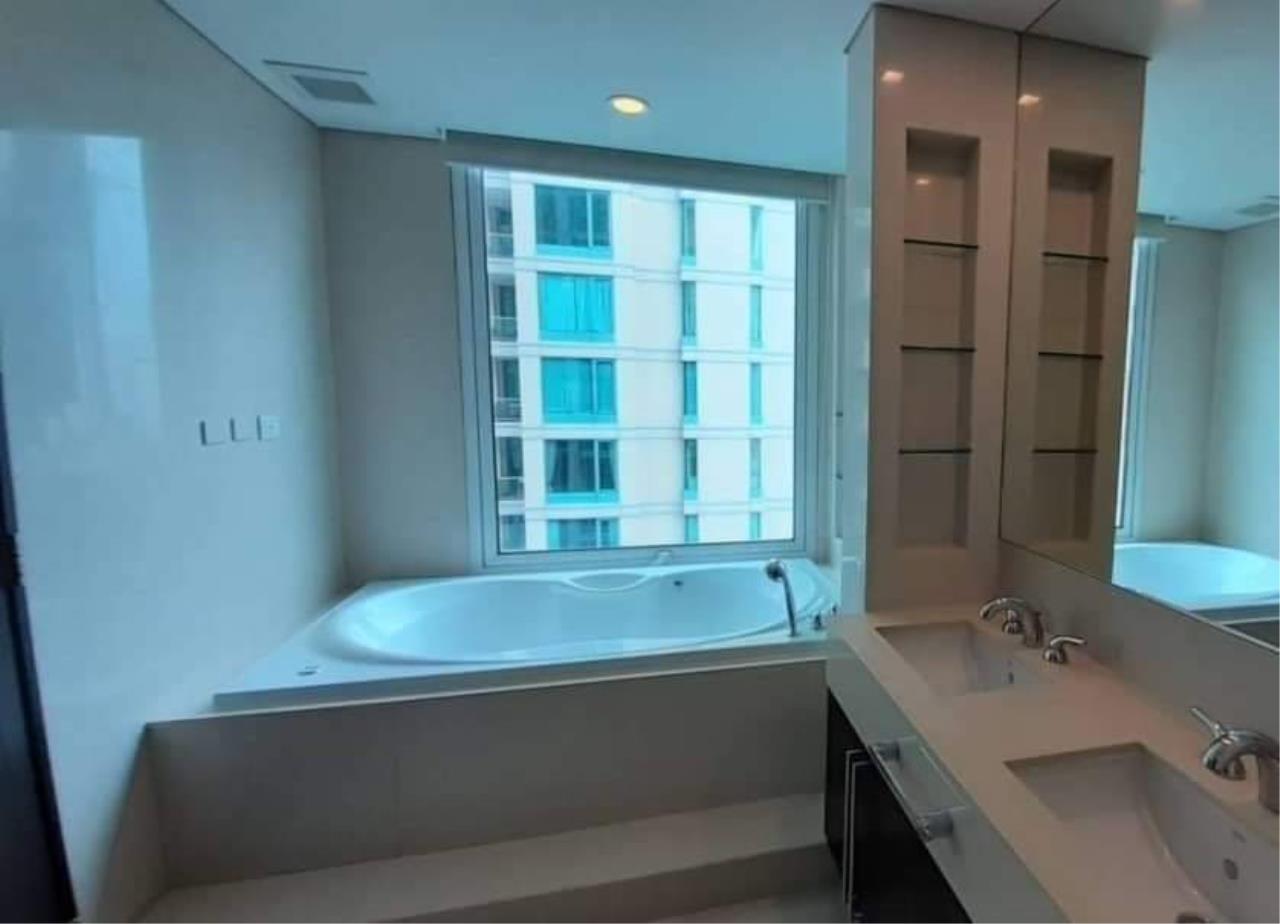 4 Bedrooms, 4 Bathrooms 305 sqm size The Park Chidlom For Rent