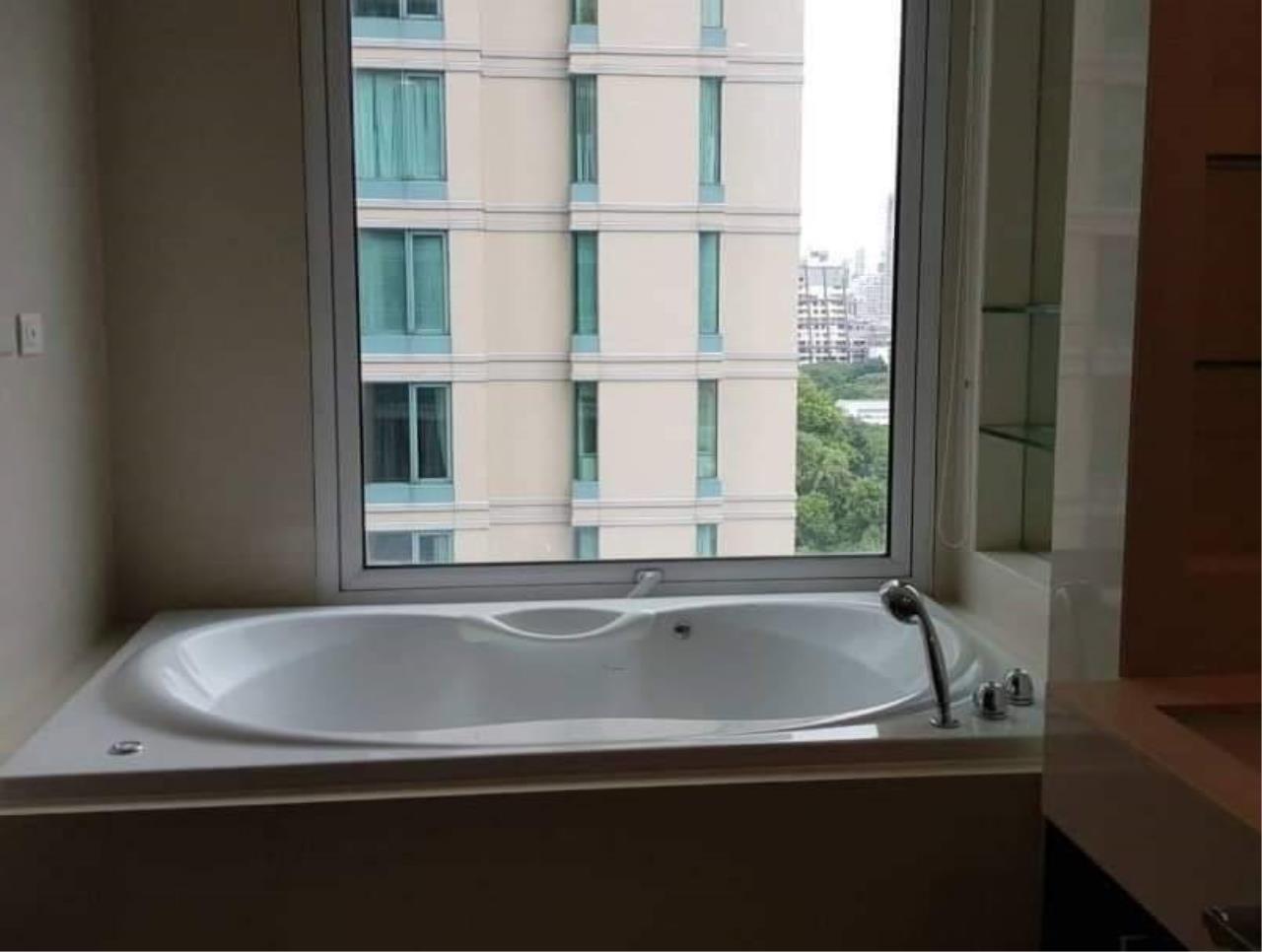 4 Bedrooms, 4 Bathrooms 305 sqm size The Park Chidlom For Rent