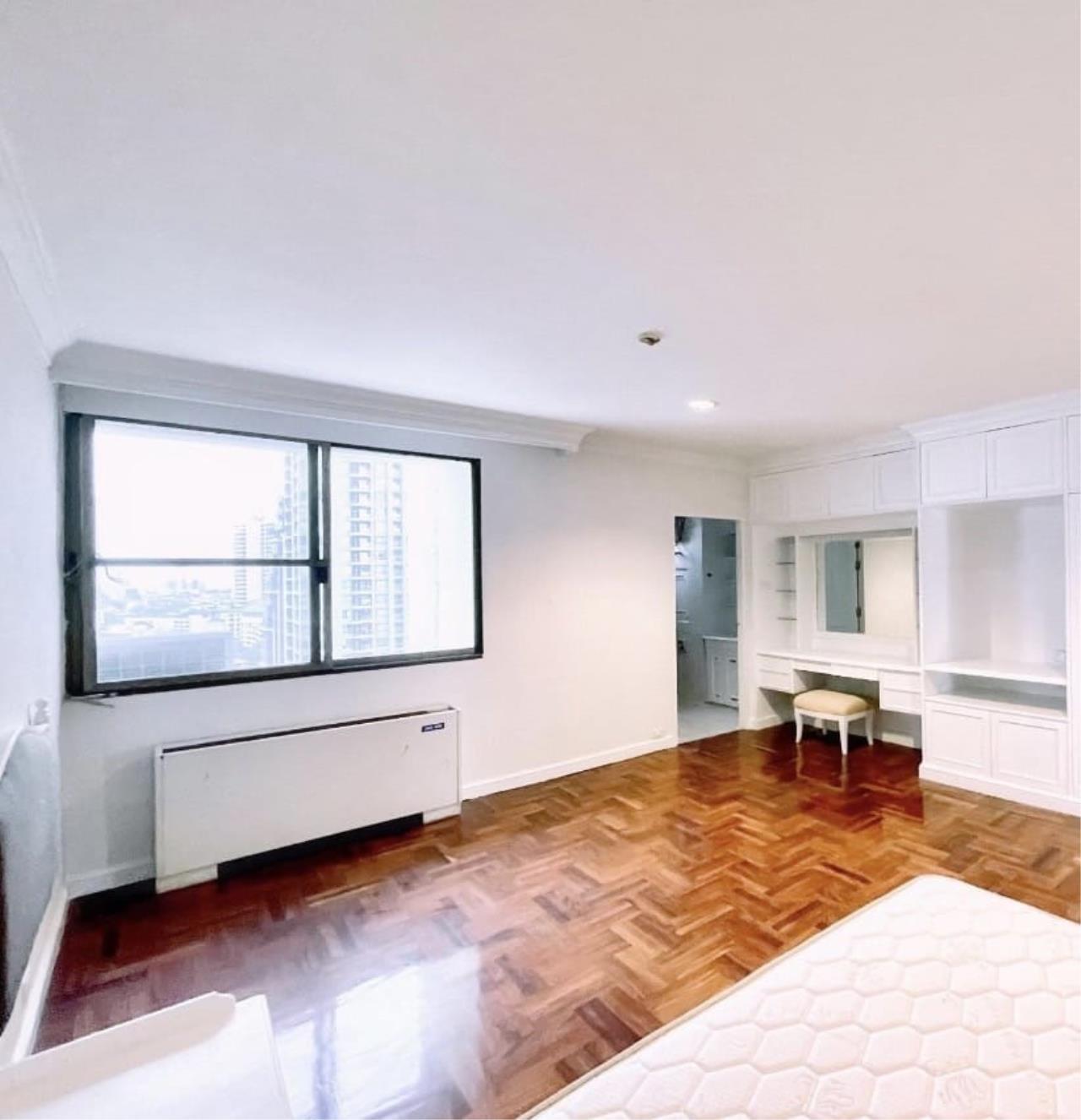 3 Bedrooms, 4 Bathrooms 300sqm size Charan Tower for Rent