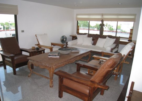 2 Bedrooms, 2 Bathrooms 178 sqm Green Peace Mansion For Sale 12M