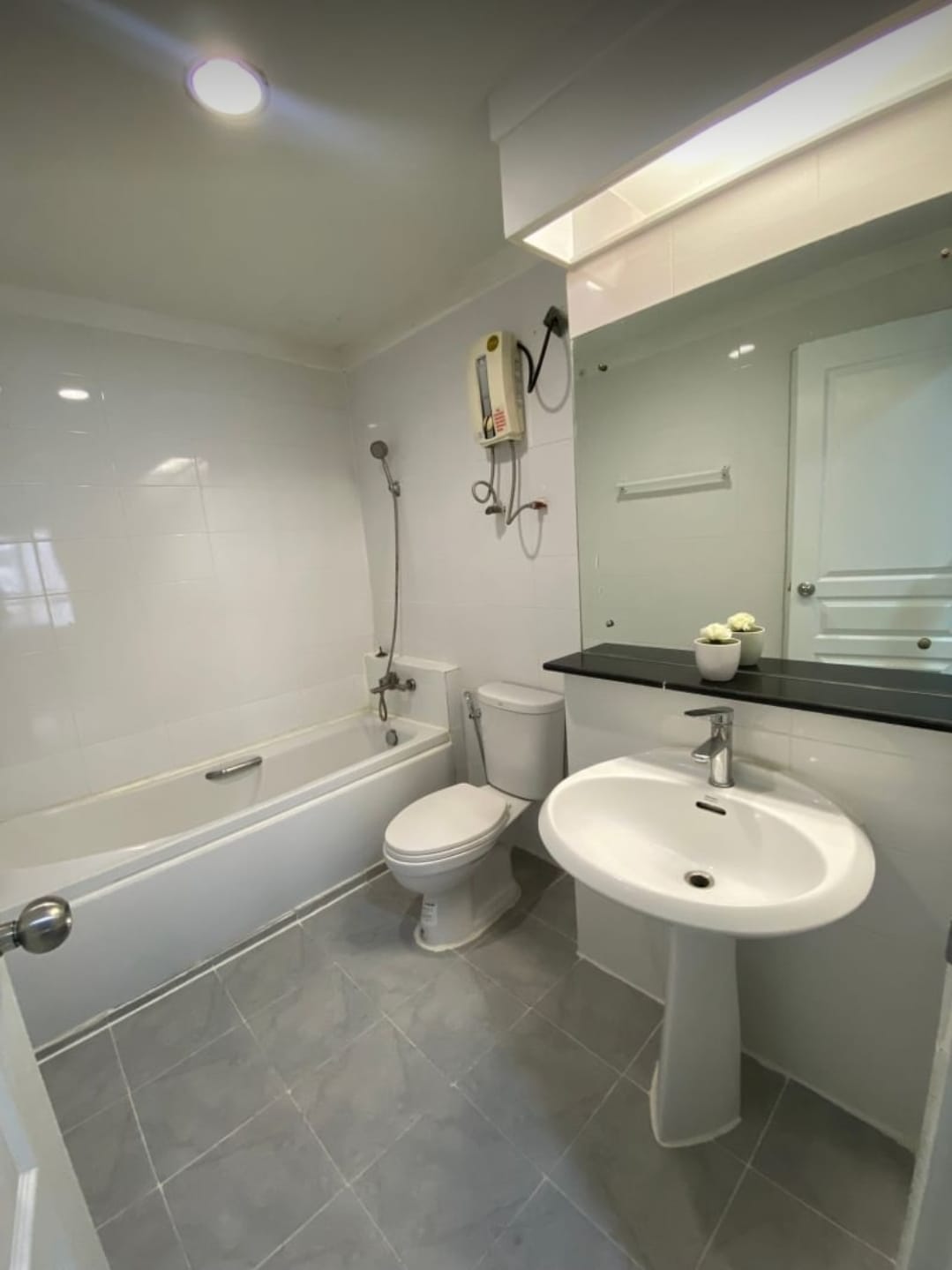 3 Bedrooms, 2 Bathrooms 120sqm size 13th Flr The Waterford Diamond SuKhumvit 30/1 Condominium For Rent 55,000THB