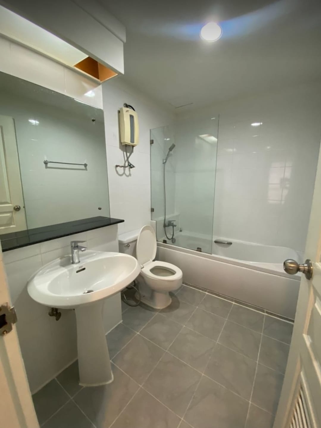 3 Bedrooms, 2 Bathrooms 120sqm size 13th Flr The Waterford Diamond SuKhumvit 30/1 Condominium For Rent 55,000THB