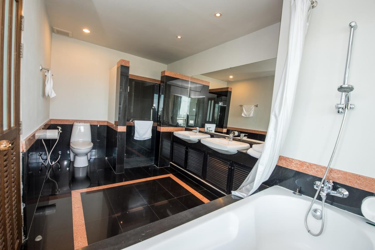 4 Bedrooms, 4 Bathrooms 230sqm size Baan Thirapa for Rent 85,000THB