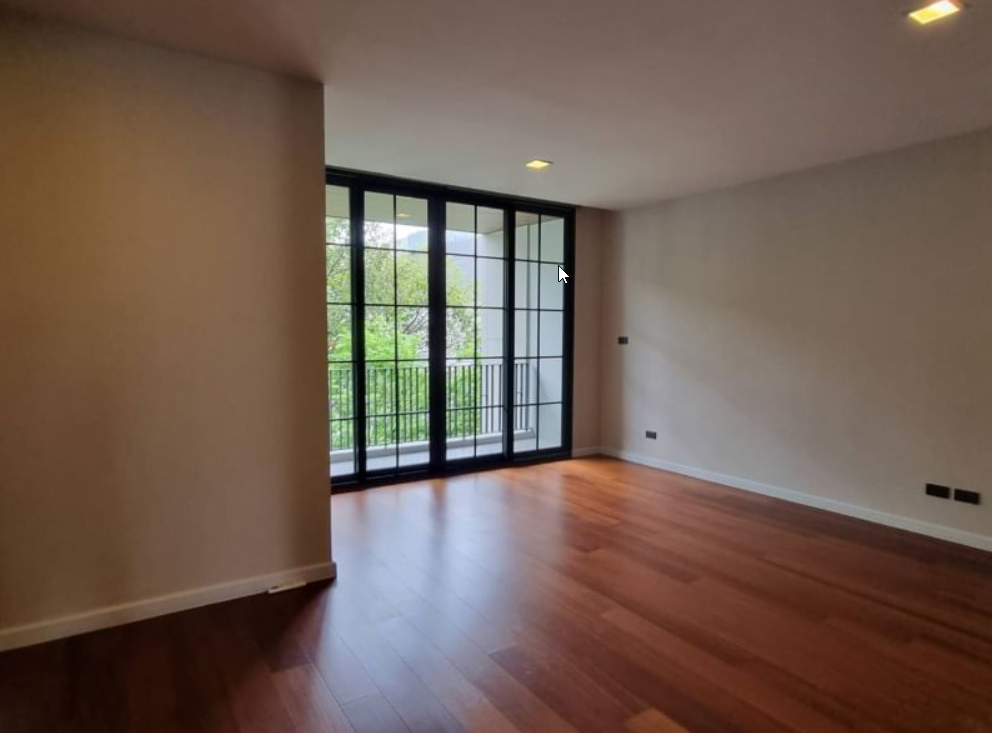 5 Bedrooms, 5 Bathrooms + 1 Maid Room 431 sqm size Quarter 31 For Rent 220k for fully furnished/ 150k for unfurnished