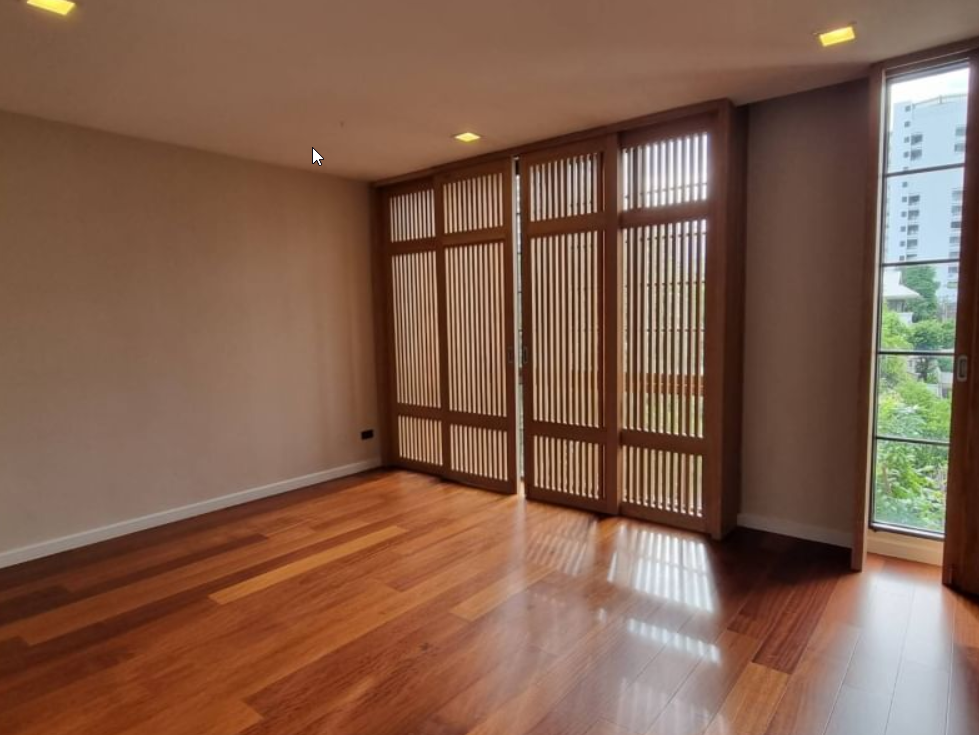 5 Bedrooms, 5 Bathrooms + 1 Maid Room 431 sqm size Quarter 31 For Rent 220k for fully furnished/ 150k for unfurnished