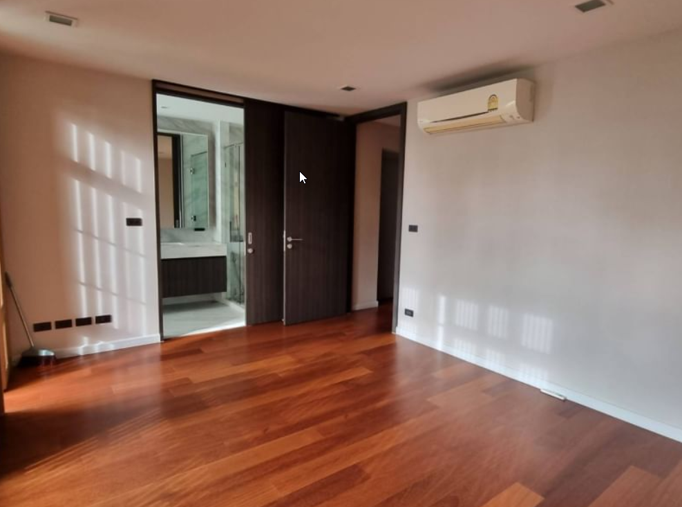 5 Bedrooms, 5 Bathrooms + 1 Maid Room 431 sqm size Quarter 31 For Rent 220k for fully furnished/ 150k for unfurnished