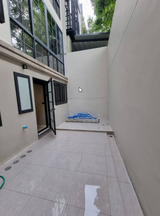 5 Bedrooms, 5 Bathrooms + 1 Maid Room 431 sqm size Quarter 31 For Rent 220k for fully furnished/ 150k for unfurnished