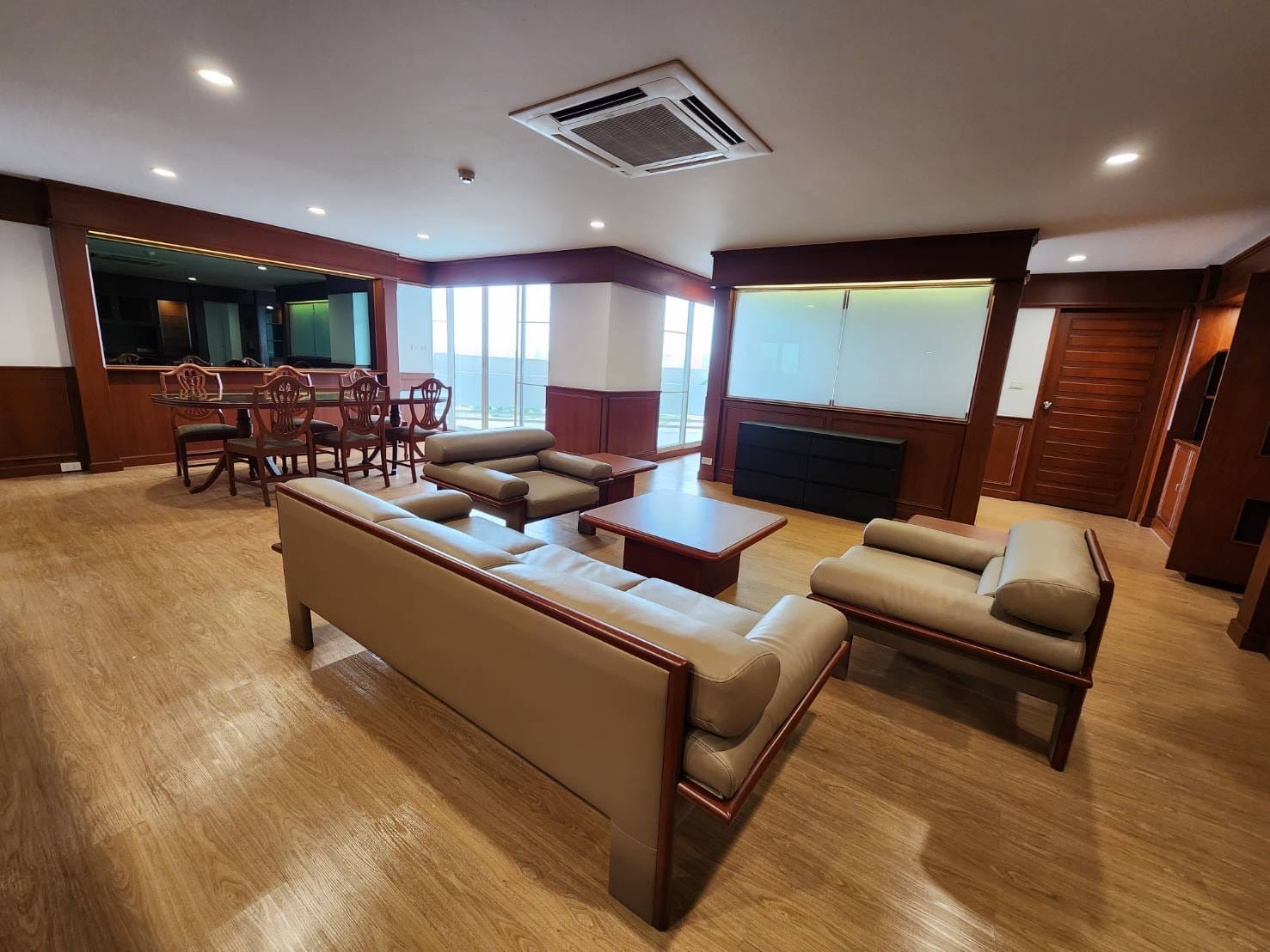 3 Bedrooms, 3 Bedrooms 216 sqm size Tai Ping Towers For Rent