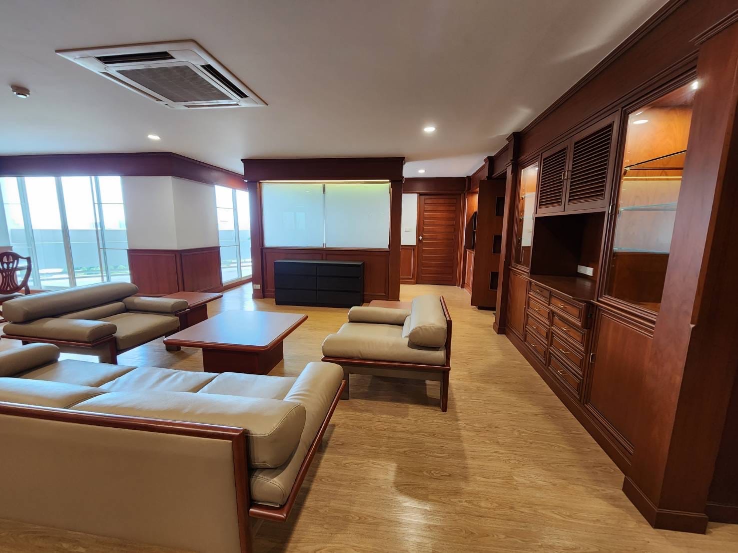 3 Bedrooms, 3 Bedrooms 216 sqm size Tai Ping Towers For Rent