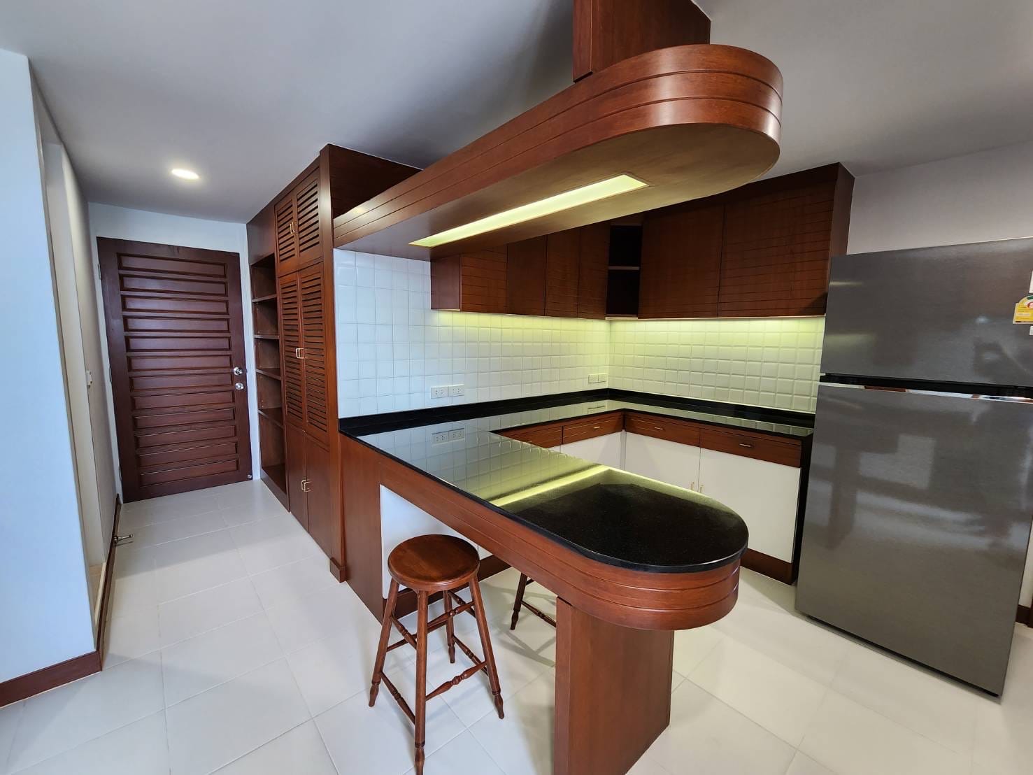 3 Bedrooms, 3 Bedrooms 216 sqm size Tai Ping Towers For Rent