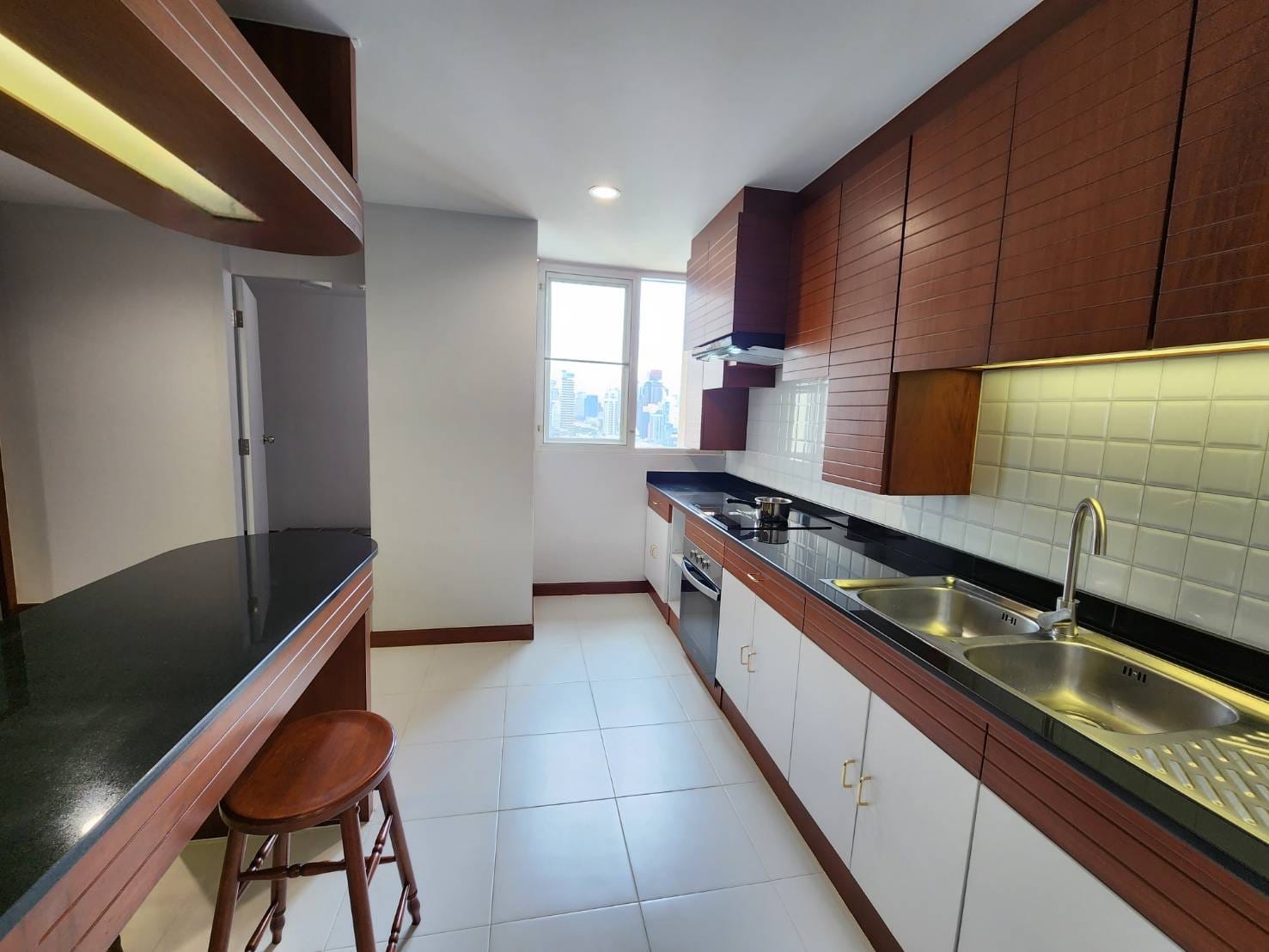 3 Bedrooms, 3 Bedrooms 216 sqm size Tai Ping Towers For Rent