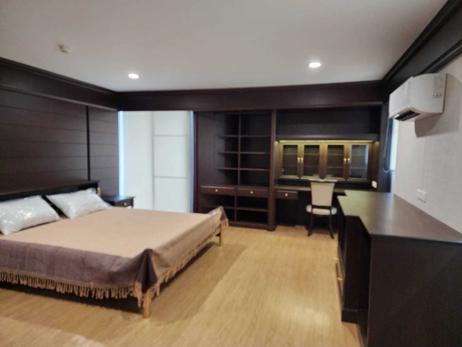 3 Bedrooms, 3 Bedrooms 216 sqm size Tai Ping Towers For Rent