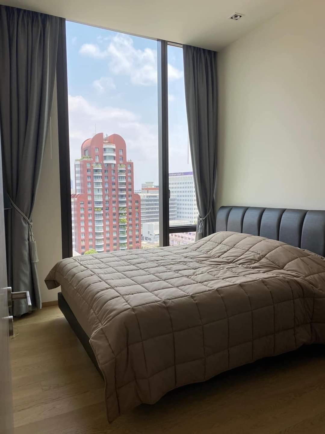 2 Bedrooms, 2 Bedrooms 74 sqm size 28 Chidlom For Rent 85, 000THB