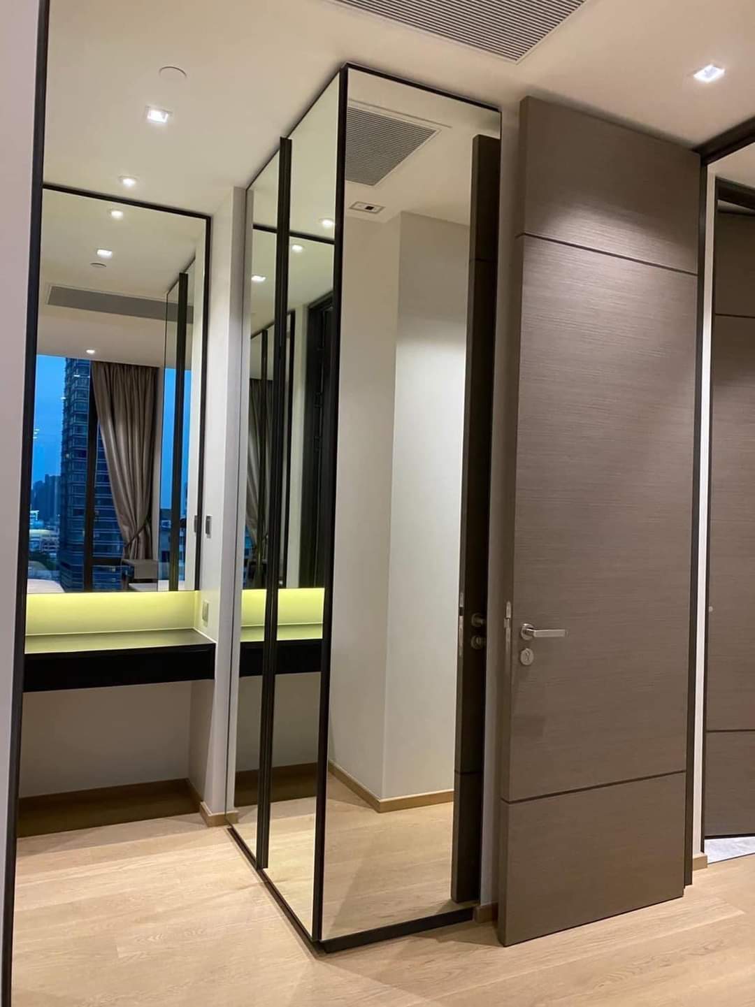 2 Bedrooms, 2 Bedrooms 74 sqm size 28 Chidlom For Rent 85, 000THB