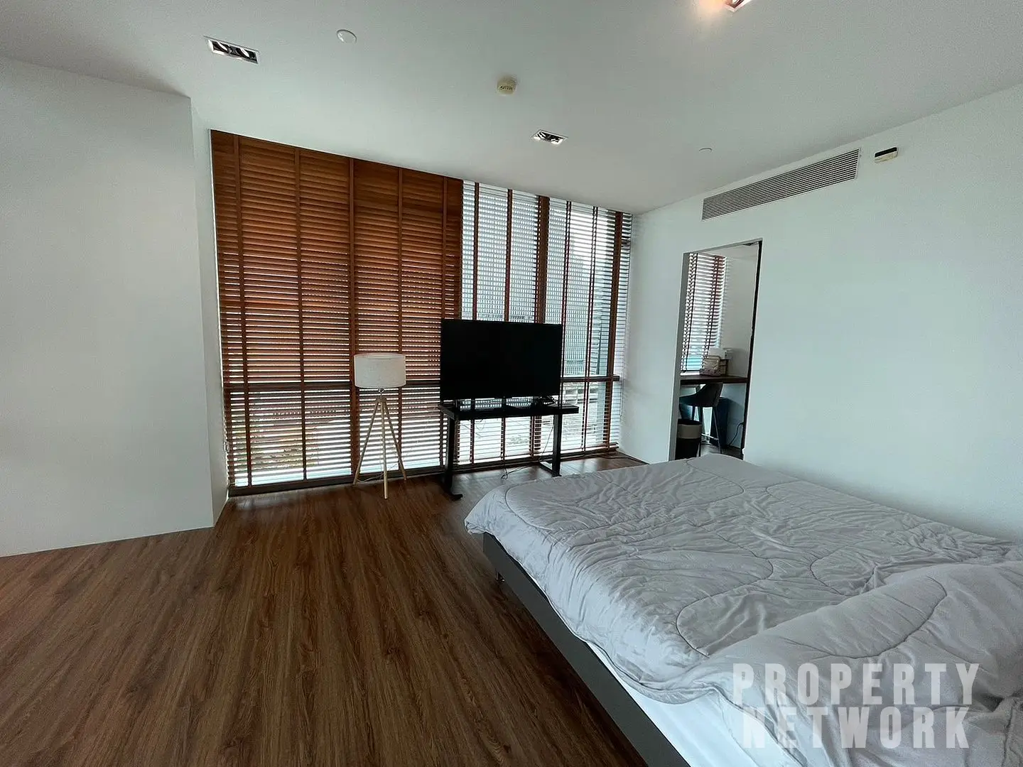 Fully furnished 2 bedrooms, 3 bathrooms 117 sqm size The Room Sukhumvit 21 For Sale 16.9MB