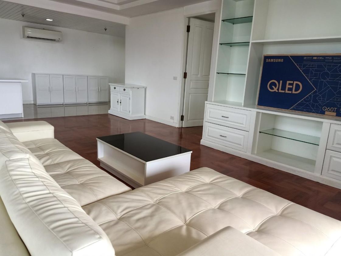 Large 3-BR Condo at Polo Park Condominium near MRT Lumphini