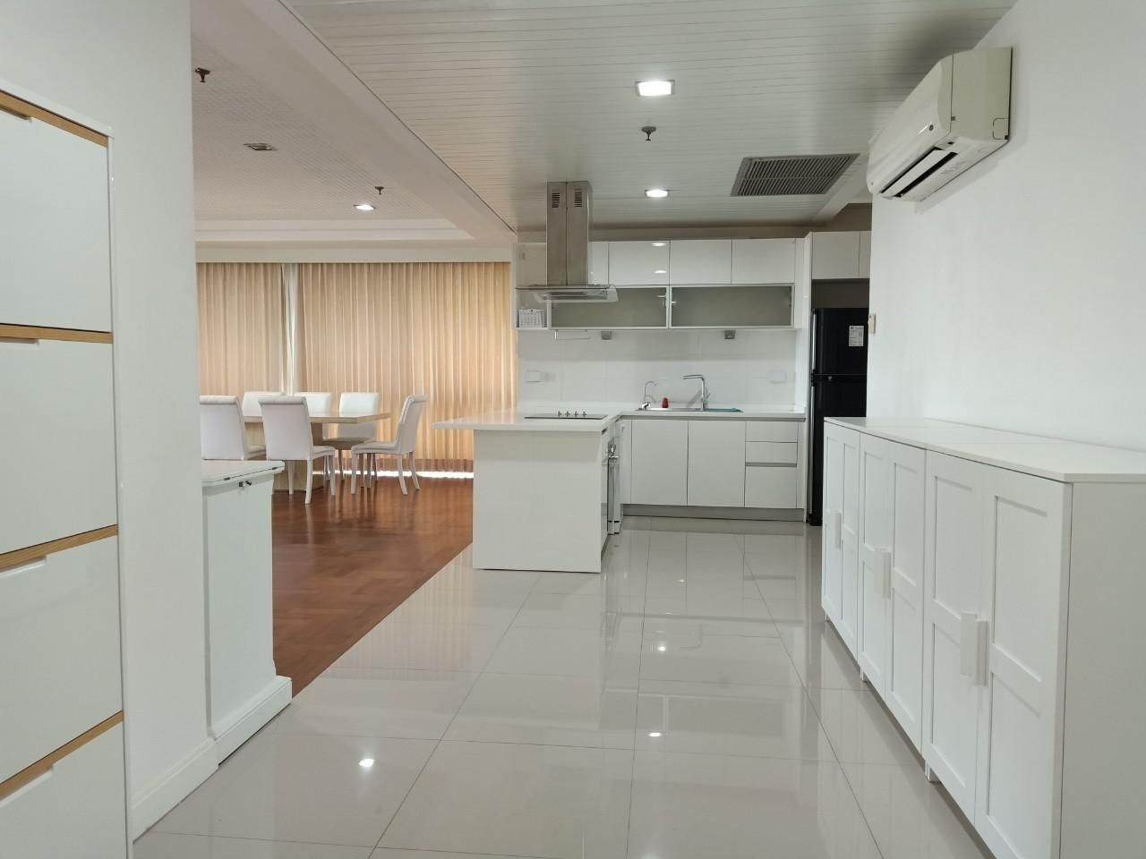 Large 3-BR Condo at Polo Park Condominium near MRT Lumphini