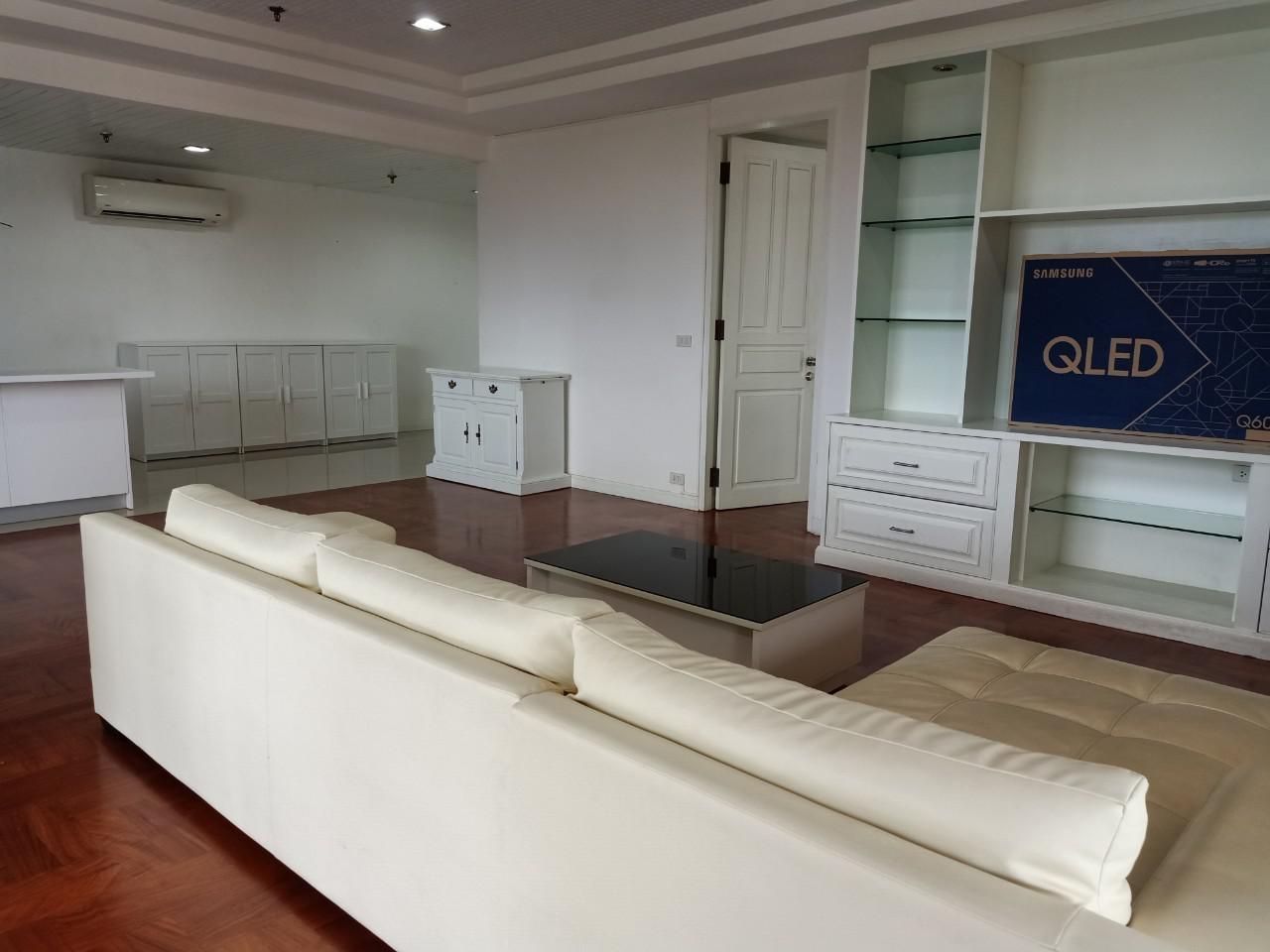 Large 3-BR Condo at Polo Park Condominium near MRT Lumphini