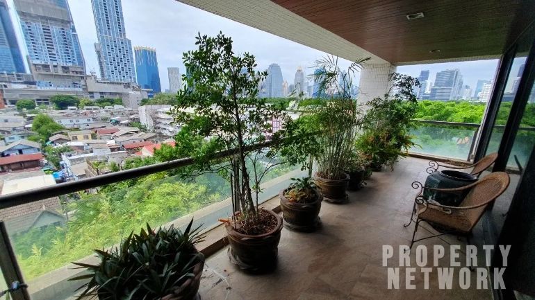 Large 3-BR Condo at Polo Park Condominium near MRT Lumphini