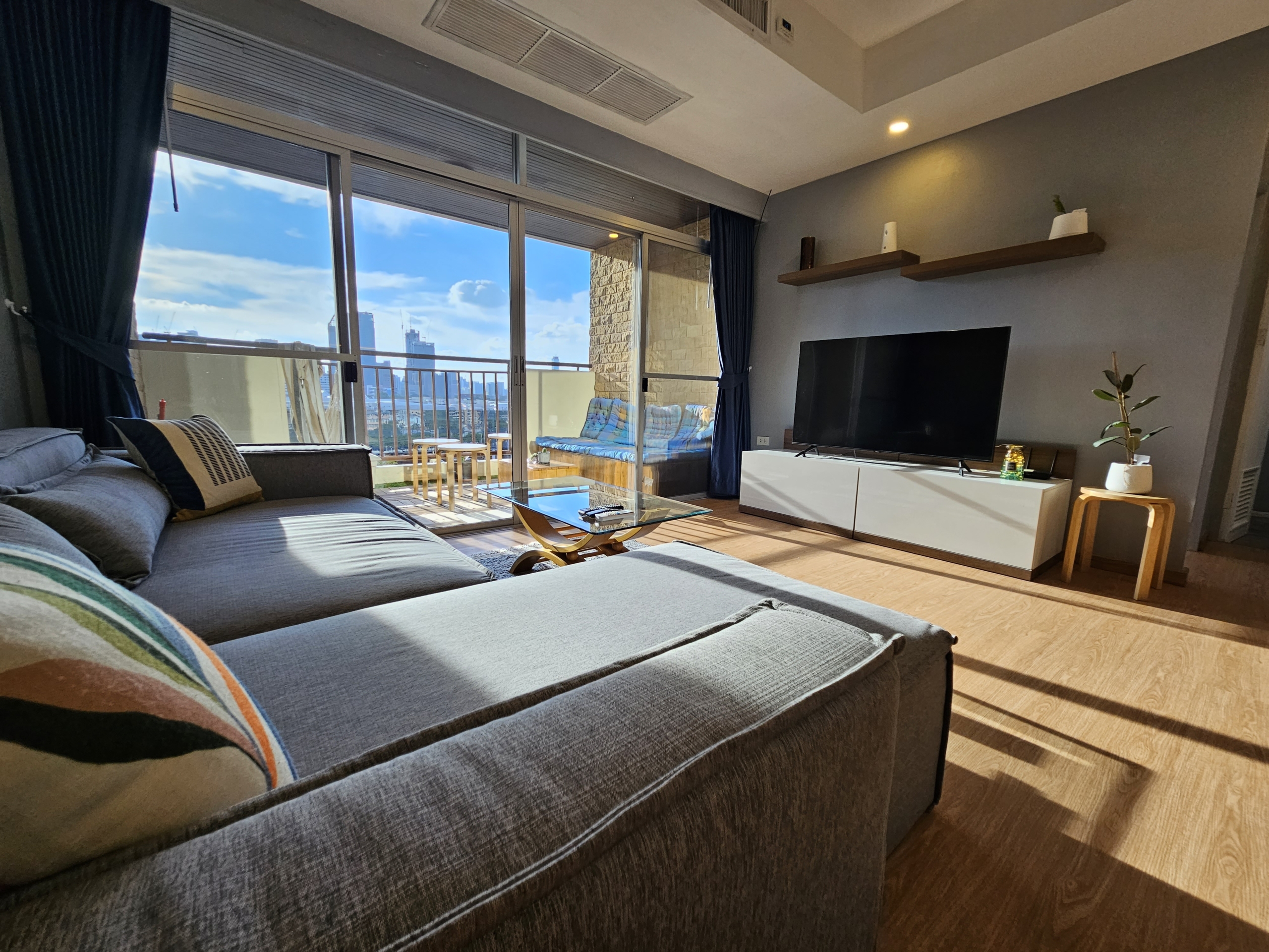 2 Bedrooms, 1 Bathroom 78 sqm size Monterey Place For Rent 40,000THB