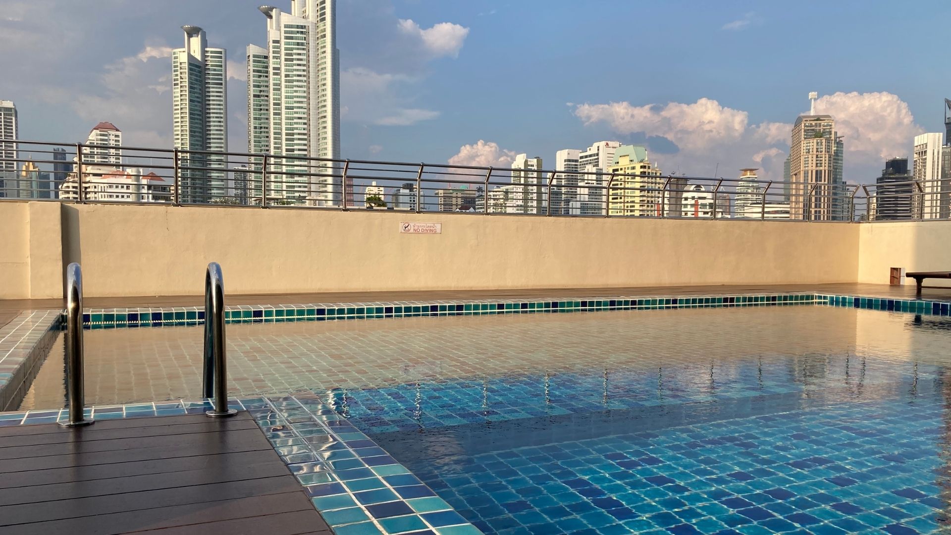 2 Bedrooms, 1 Bathroom 78 sqm size Monterey Place For Rent 40,000THB