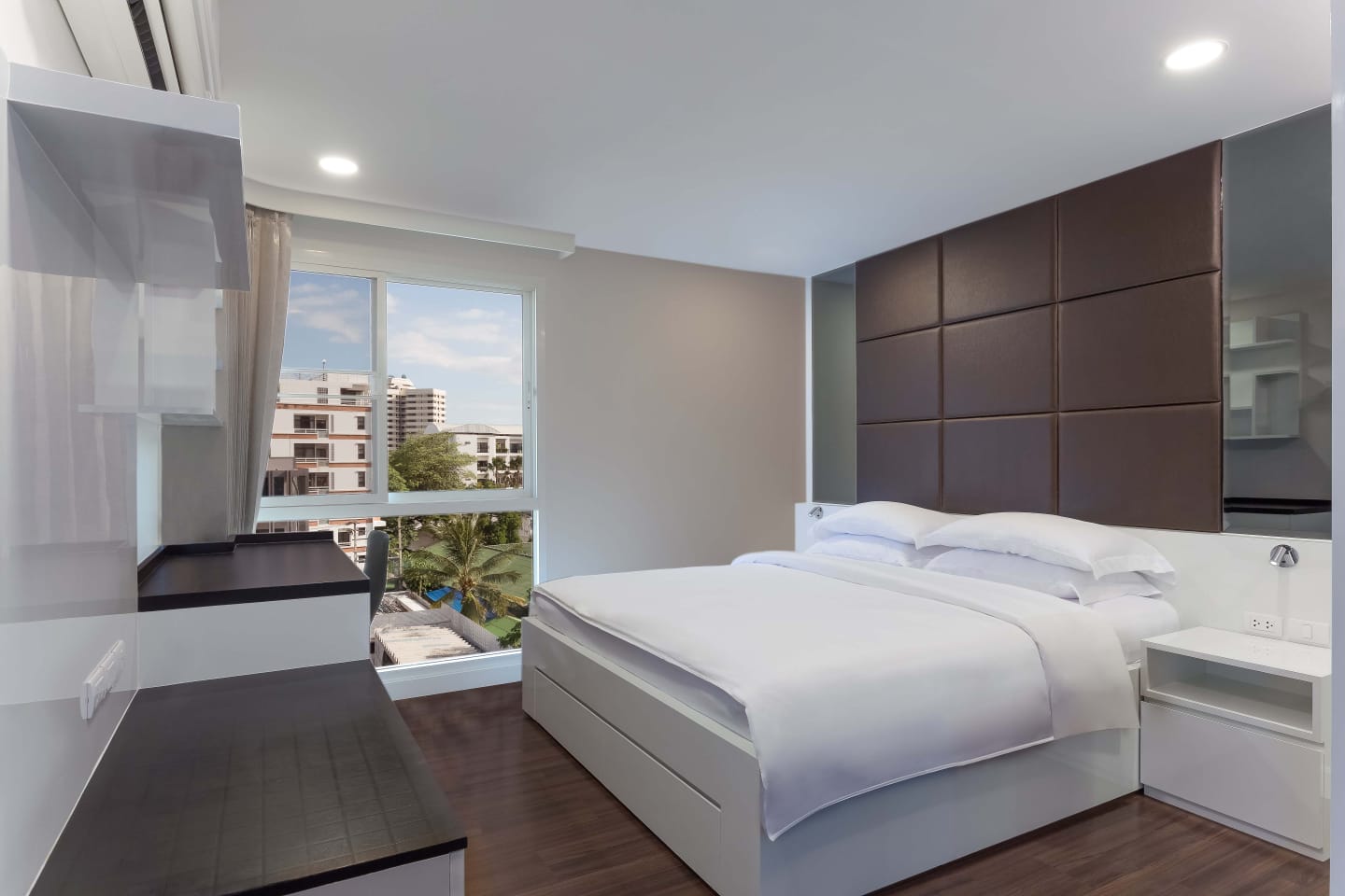 2 Bedrooms, 2 Bathrooms 100 sqm size Aashiana Sukhumvit 26 For Rent 65,000THB